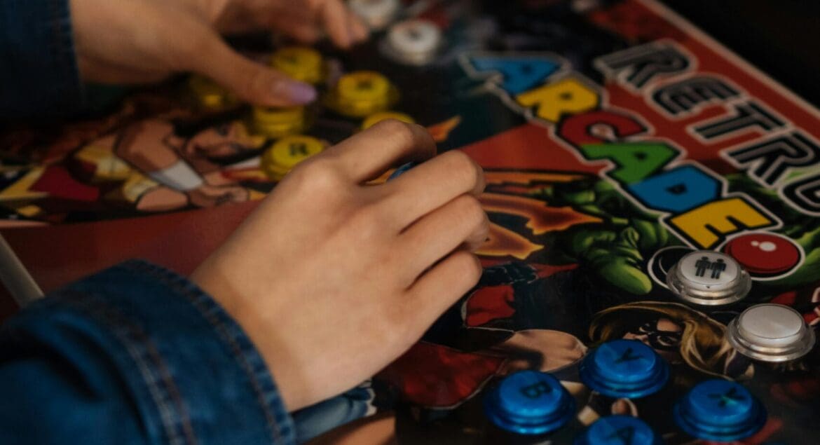 How Online Casinos Are Combining Old School Gaming With A New School Feel