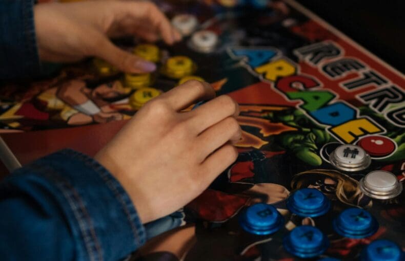How Online Casinos Are Combining Old School Gaming With A New School Feel